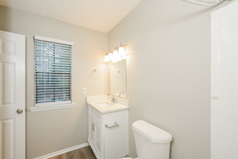 1,800/Mo, 1053 Mainstreet Lake Dr Stone Mountain, GA 30088 Main Bathroom View