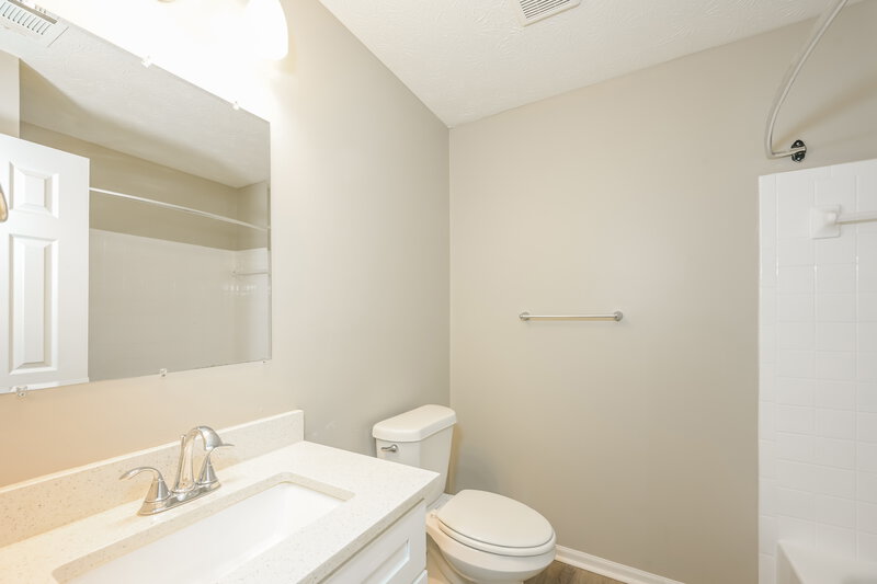 1,800/Mo, 1053 Mainstreet Lake Dr Stone Mountain, GA 30088 Bathroom View