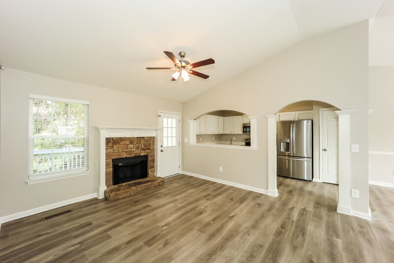 1,800/Mo, 575 Sycamore Dr Jonesboro, GA 30238 Living Room View 3