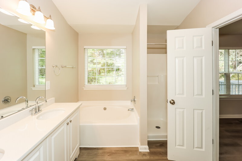 1,800/Mo, 575 Sycamore Dr Jonesboro, GA 30238 Main Bathroom View