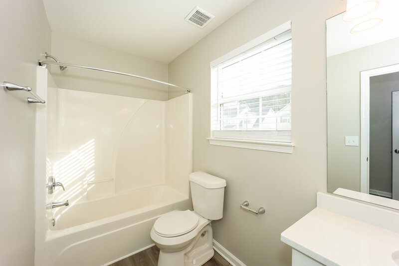 1,800/Mo, 575 Sycamore Dr Jonesboro, GA 30238 Bathroom View