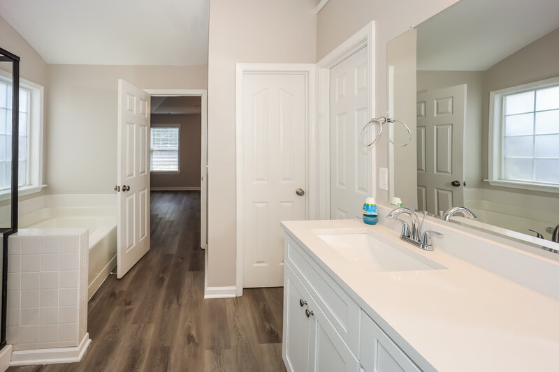 1,975/Mo, 40 Links Ct Newnan, GA 30265 Main Bathroom View