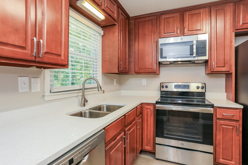 2,750/Mo, 1675 Salem Mill Ct SE Conyers, GA 30013 Kitchen View 3