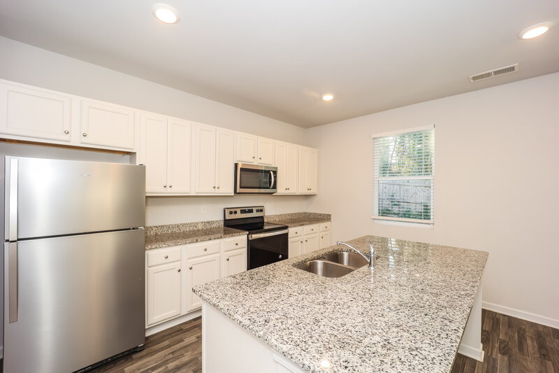 2,300/Mo, 199 Hamilton Pointe Drive McDonough, GA 30253 Kitchen View 2