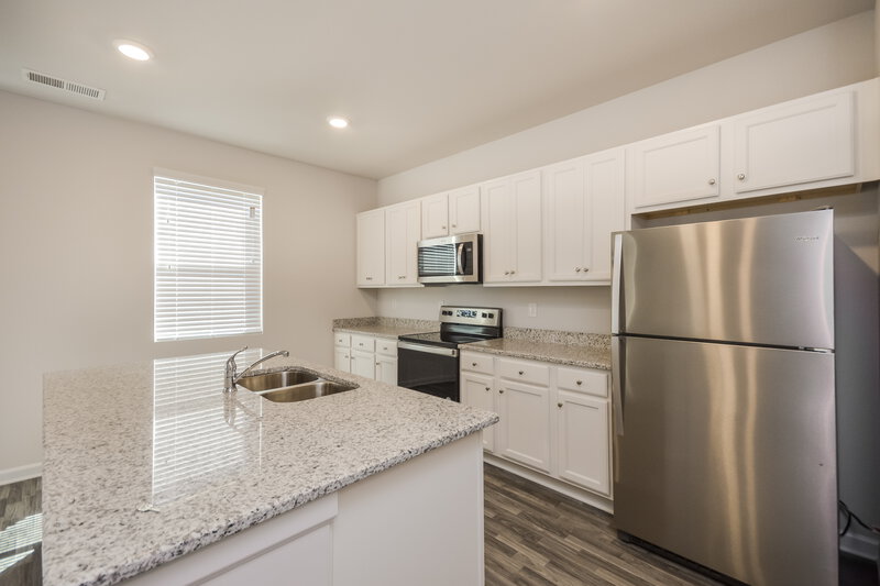 2,420/Mo, 275 Hamilton Pointe Drive McDonough, GA 30253 Kitchen View 2