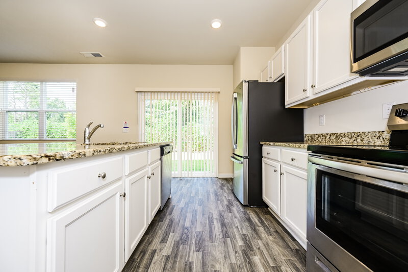 2,505/Mo, 291 Hamilton Pointe Drive McDonough, GA 30253 Kitchen View