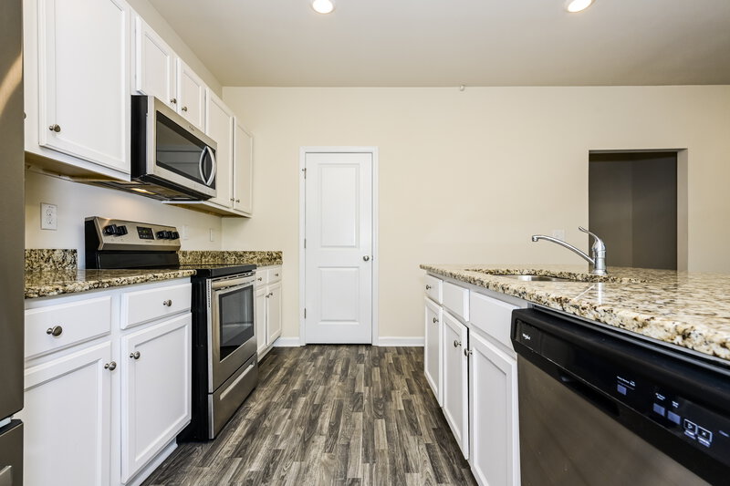 2,505/Mo, 291 Hamilton Pointe Drive McDonough, GA 30253 Kitchen View 2