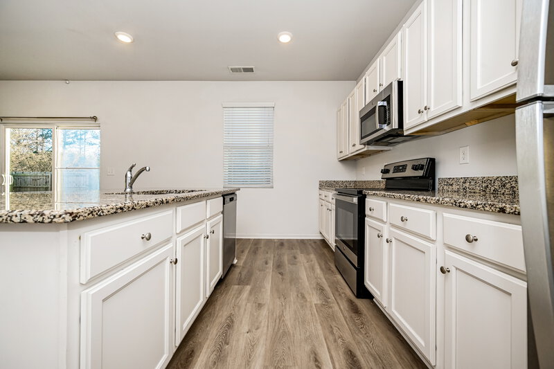 2,300/Mo, 371 Hamilton Pointe Drive McDonough, GA 30253 Kitchen View