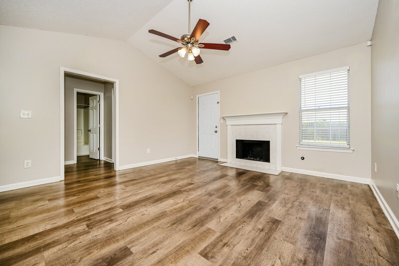 1,940/Mo, 608 Fieldcrest Dr McDonough, GA 30253 Living Room View