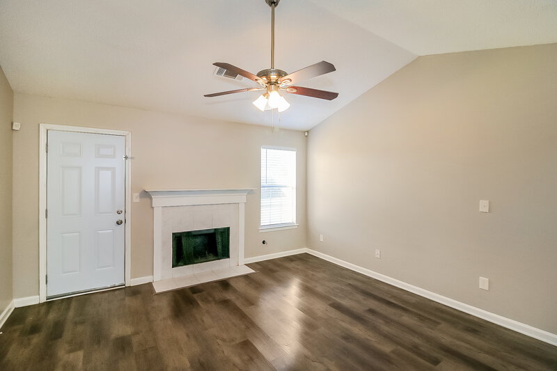 1,860/Mo, 608 Fieldcrest Dr McDonough, GA 30253 Living Room View