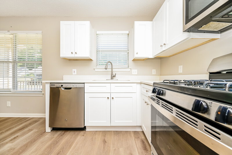 1,940/Mo, 608 Fieldcrest Dr McDonough, GA 30253 Kitchen View 2