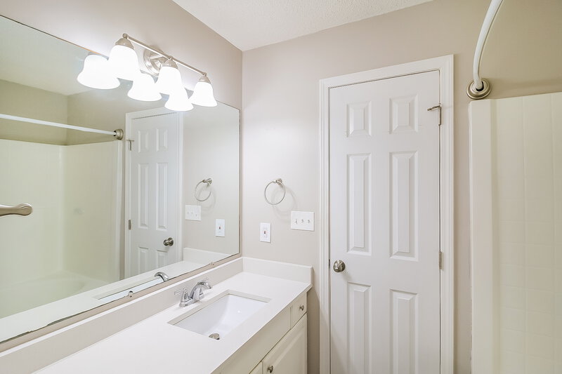 1,860/Mo, 608 Fieldcrest Dr McDonough, GA 30253 Main Bathroom View