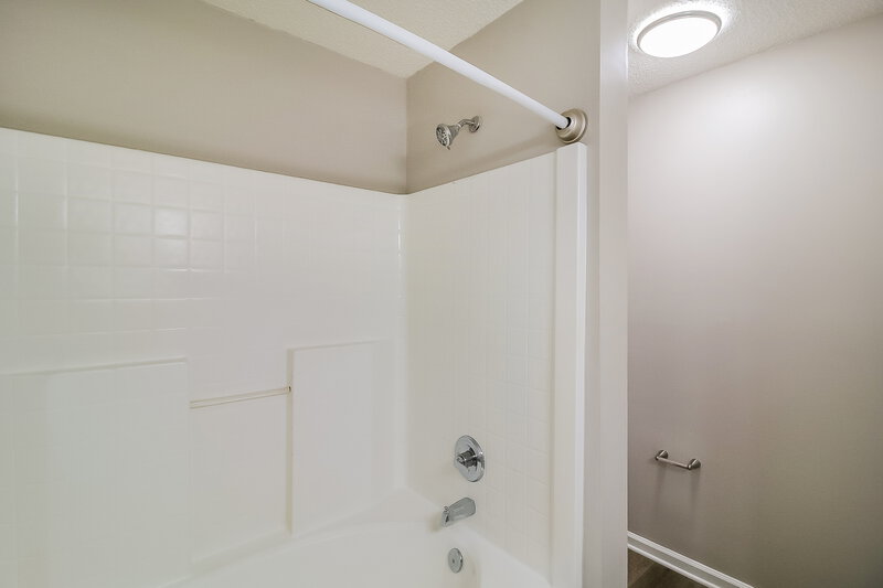 1,860/Mo, 608 Fieldcrest Dr McDonough, GA 30253 Main Bathroom View 2