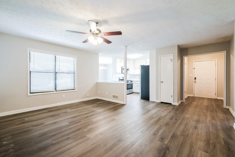 1,870/Mo, 5503 Springwood Ln Stone Mountain, GA 30087 Living Room View 2