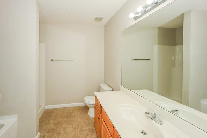 0/Mo, 6302 Olmadison Place Atlanta, GA 30349 Main Bathroom View