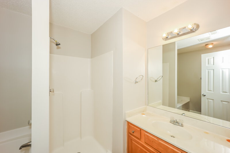 0/Mo, 6302 Olmadison Place Atlanta, GA 30349 Bathroom View