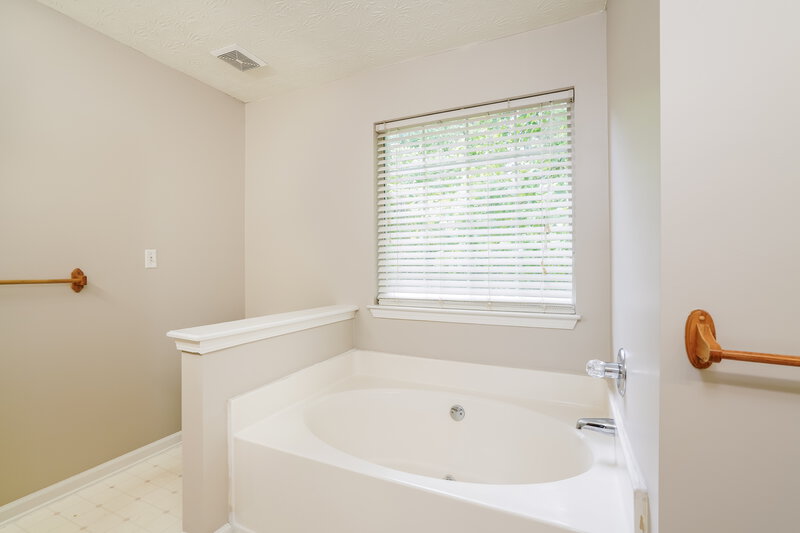 0/Mo, 7010 Shenandoah Trail Austell, GA 30168 Main Bathroom View 2