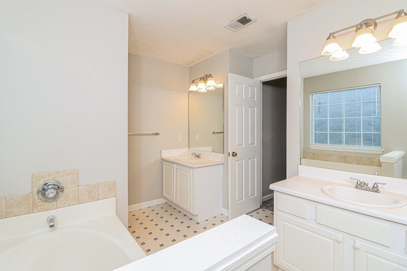 1,750/Mo, 7014 Shenandoah Trail Austell, GA 30168 Main Bathroom View