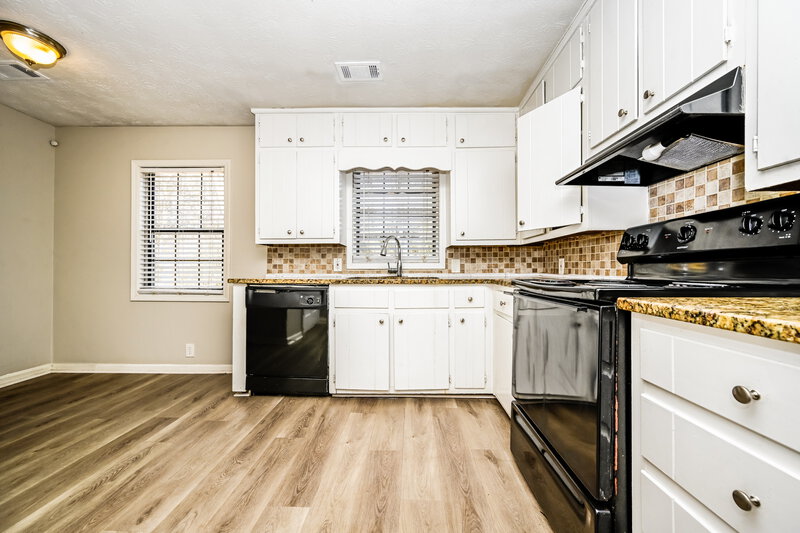 1,510/Mo, 4802 Hemlock Drive Conyers, GA 30094 Kitchen View 2