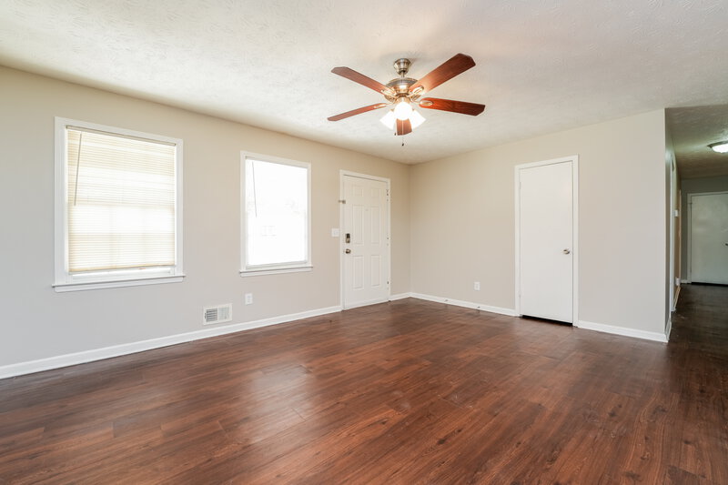 2,450/Mo, 4916 Cherokee Way SE Conyers, GA 30094 Living Room View 2