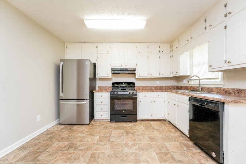 2,450/Mo, 4916 Cherokee Way SE Conyers, GA 30094 Kitchen View