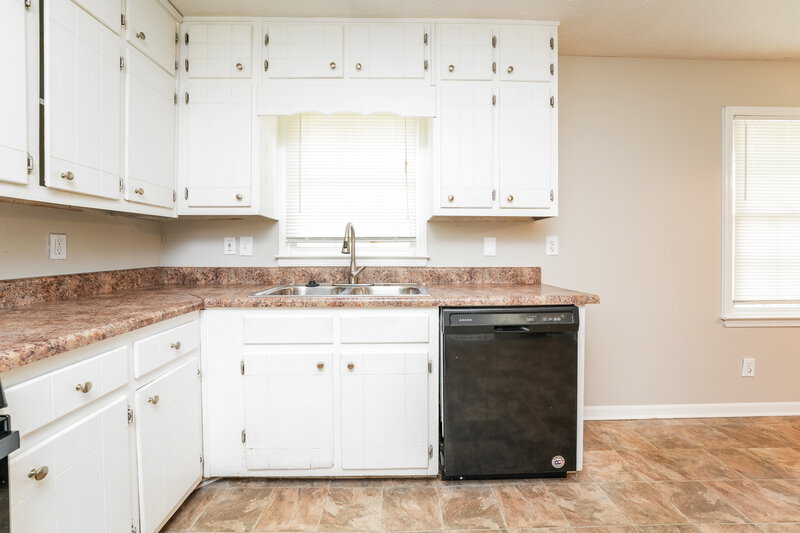 2,450/Mo, 4916 Cherokee Way SE Conyers, GA 30094 Kitchen View 2
