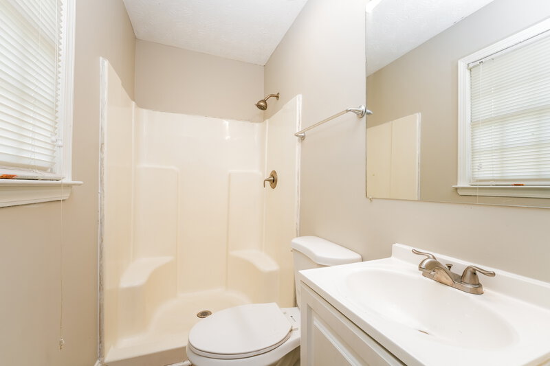 2,450/Mo, 4916 Cherokee Way SE Conyers, GA 30094 Main Bathroom View