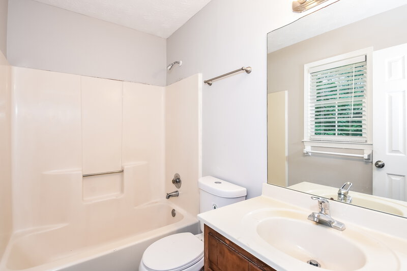1,755/Mo, 897 Raintree Court se Conyers, GA 30094 Main Bathroom View