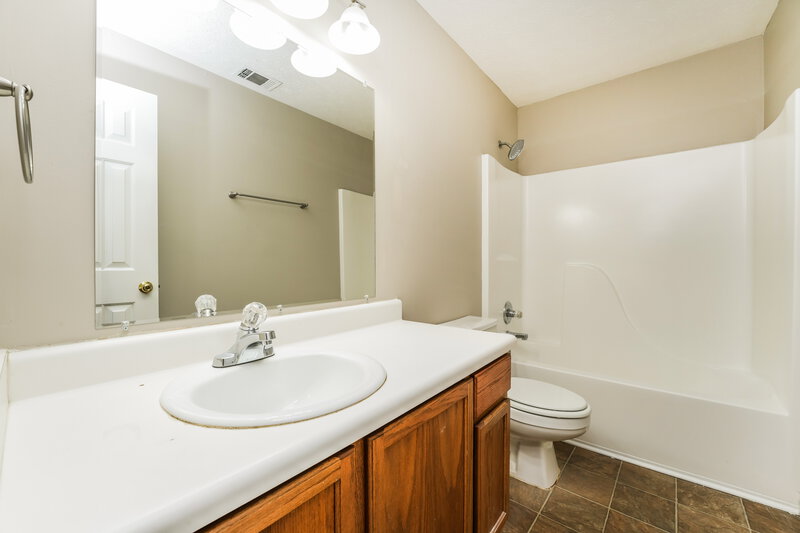 1,535/Mo, 130 Whitehead Drive Covington, GA 30016 Main Bathroom View