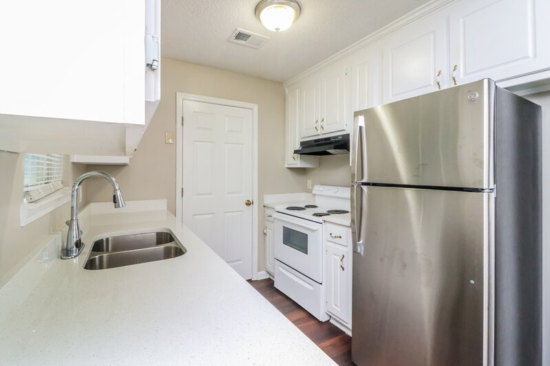 1,735/Mo, 25 Belmont Trail Covington, GA 30016 Kitchen View 2