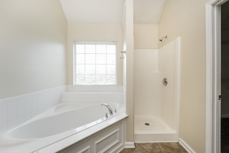 2,860/Mo, 260 Greenway Drive Covington, GA 30016 Main Bathroom View