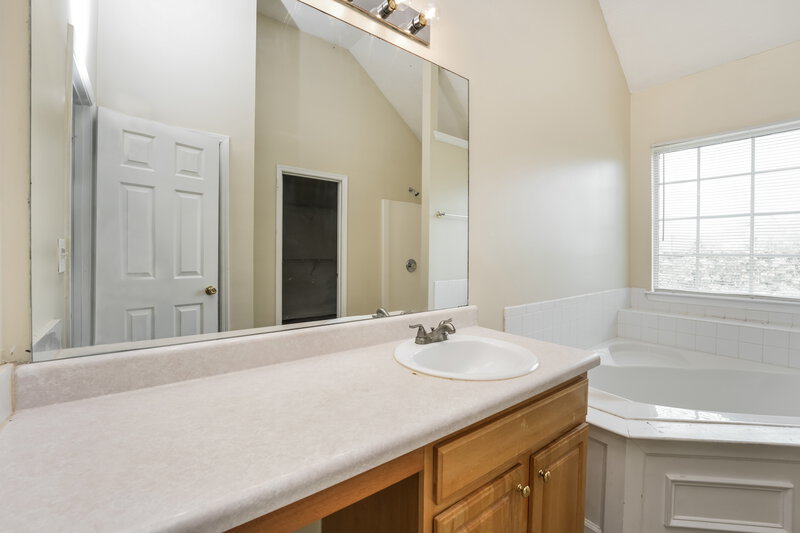 2,860/Mo, 260 Greenway Drive Covington, GA 30016 Main Bathroom View 2