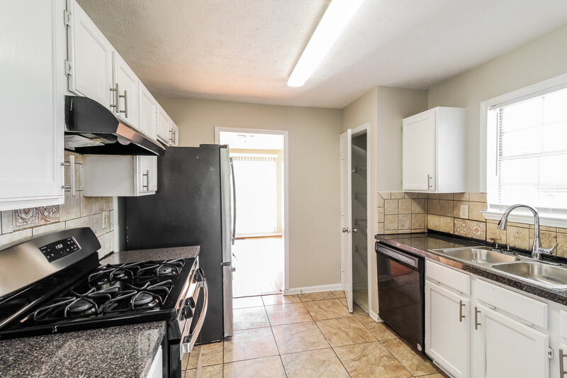 2,090/Mo, 3452 River Mill Lane Ellenwood, GA 30294 Kitchen View