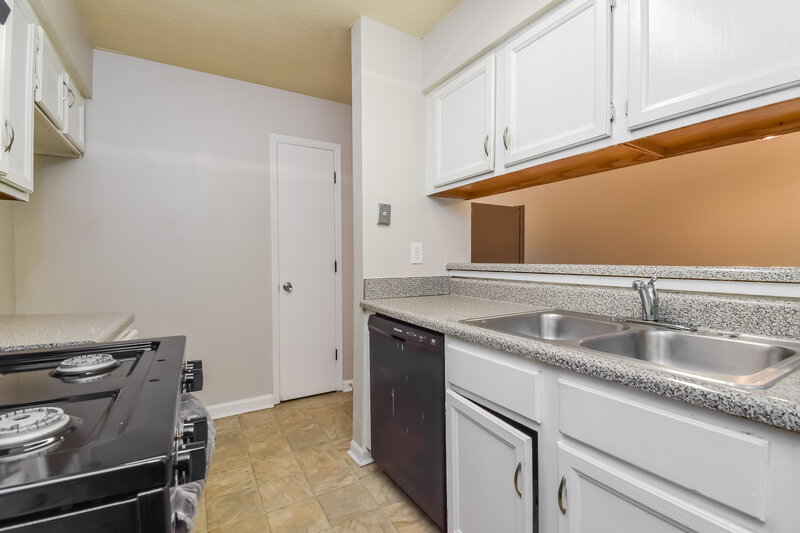 1,940/Mo, 4247 Ridgetop Drive Ellenwood, GA 30294 Kitchen View 2