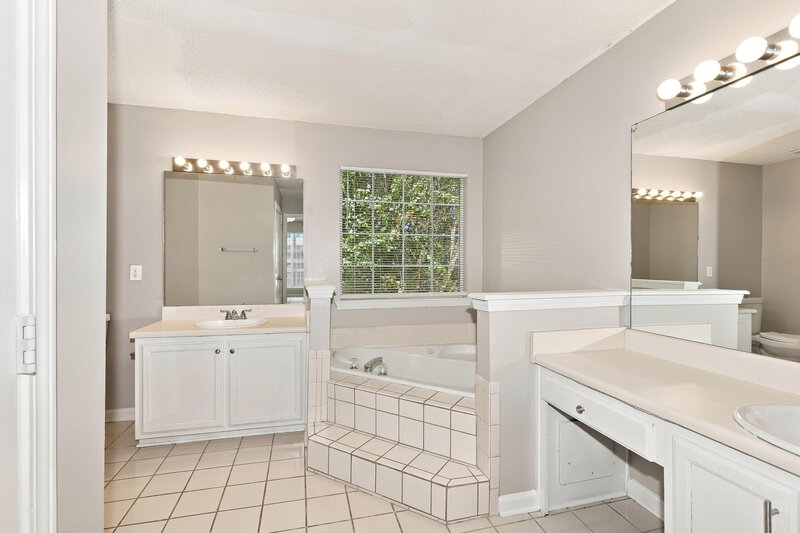 2,255/Mo, 5280 Katherine Village Drive Ellenwood, GA 30294 Primary Bathroom View 2