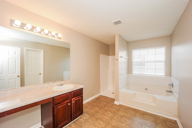 2,015/Mo, 6891 Derby Avenue Fairburn, GA 30213 Main Bathroom View