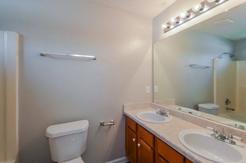 1,810/Mo, 2054 Boatswain Drive Hampton, GA 30228 Main Bathroom View