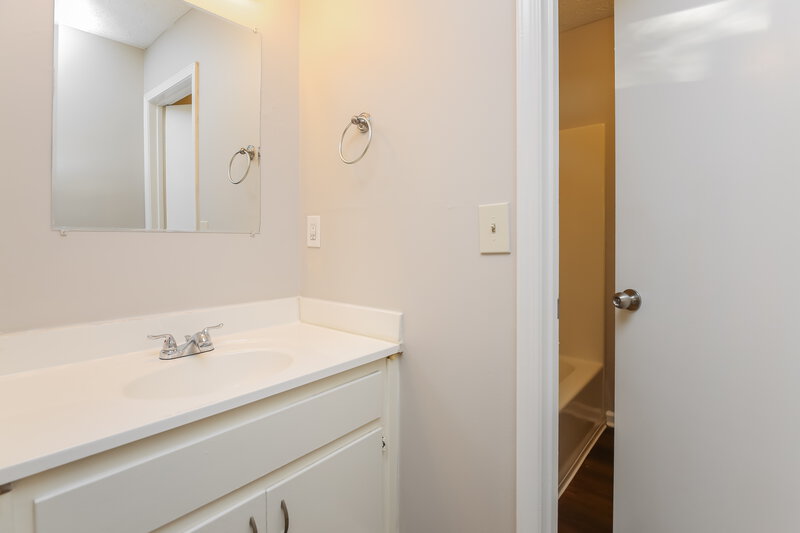 2,150/Mo, 5710 Deerfield Place NW Kennesaw, GA 30144 Main Bathroom View