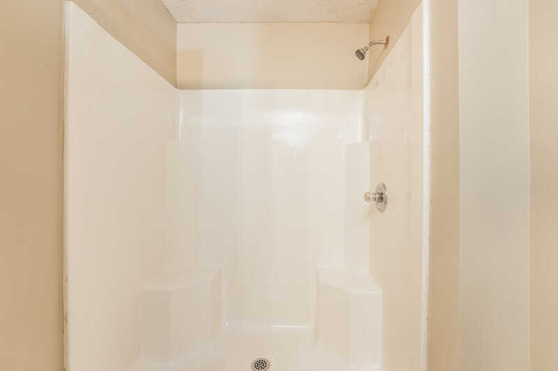 1,820/Mo, 6315 Klondike River Road Lithonia, GA 30038 Main Bathroom View 2