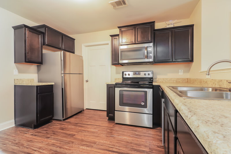 1,825/Mo, 177 Colony Park Lane Locust Grove, GA 30248 Kitchen View 2