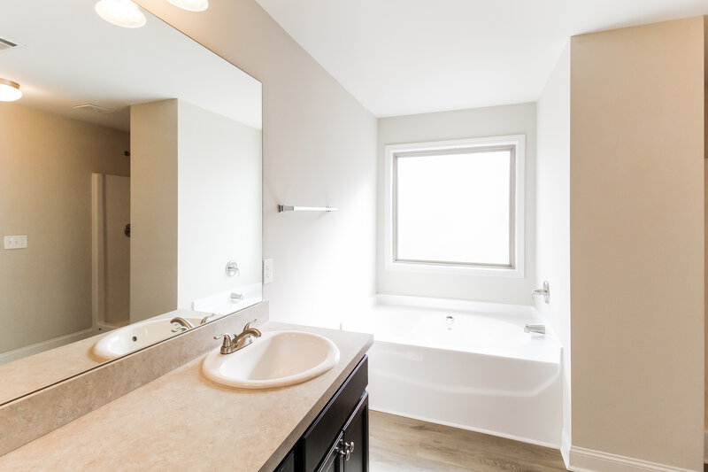 1,970/Mo, 414 Pearl Street Locust Grove, GA 30248 Main Bathroom View