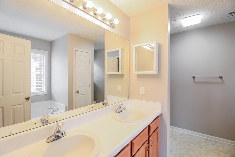 1,925/Mo, 3415 Wrenwood Court Loganville, GA 30052 Main Bathroom View