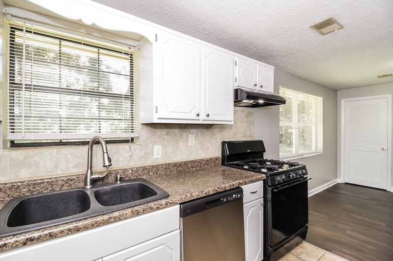 1,830/Mo, 2607 Foxwood Place Marietta, GA 30064 Kitchen View 2