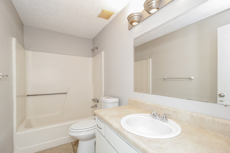 1,830/Mo, 2607 Foxwood Place Marietta, GA 30064 Main Bathroom View