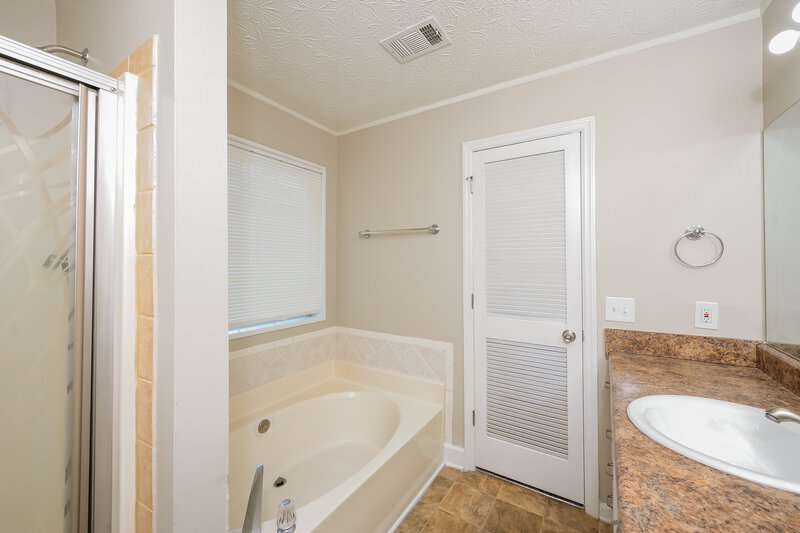 2,050/Mo, 3510 Baroney Lane SW Marietta, GA 30008 Main Bathroom View