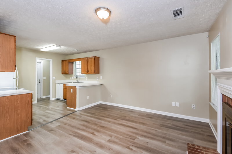 1,800/Mo, 566 Caloosa Cove SW Marietta, GA 30008 Living Room View 3