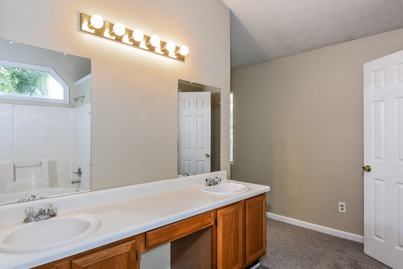 1,800/Mo, 566 Caloosa Cove SW Marietta, GA 30008 Main Bathroom View