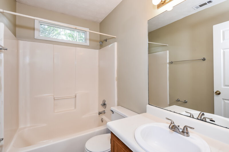 1,800/Mo, 566 Caloosa Cove SW Marietta, GA 30008 Bathroom View