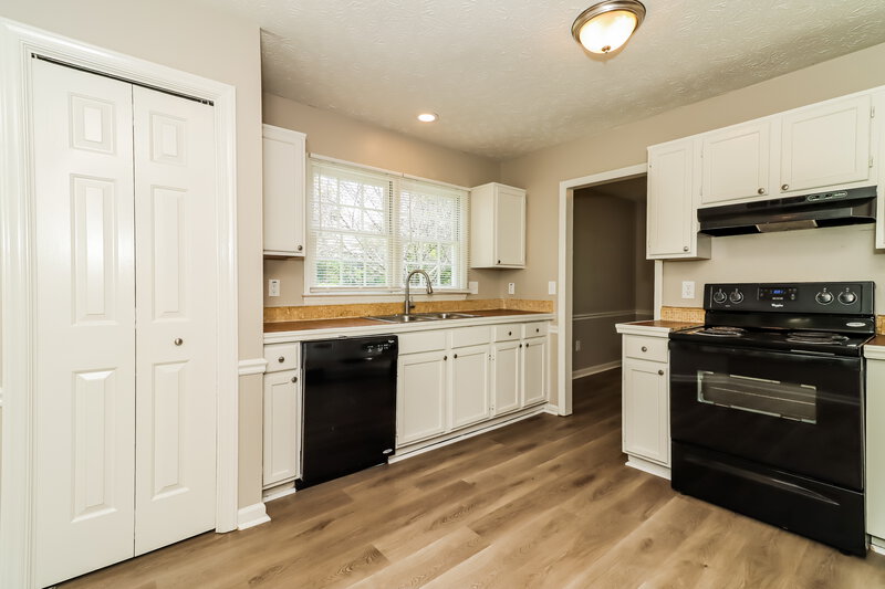 2,250/Mo, 931 Old Farm Walk Marietta, GA 30066 Kitchen View