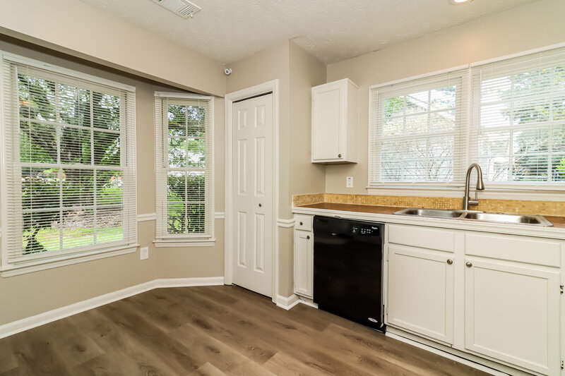 2,250/Mo, 931 Old Farm Walk Marietta, GA 30066 Kitchen View 3